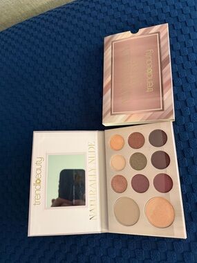 Naturally Nude Eyeshadow Palette with case  - Nude Tones